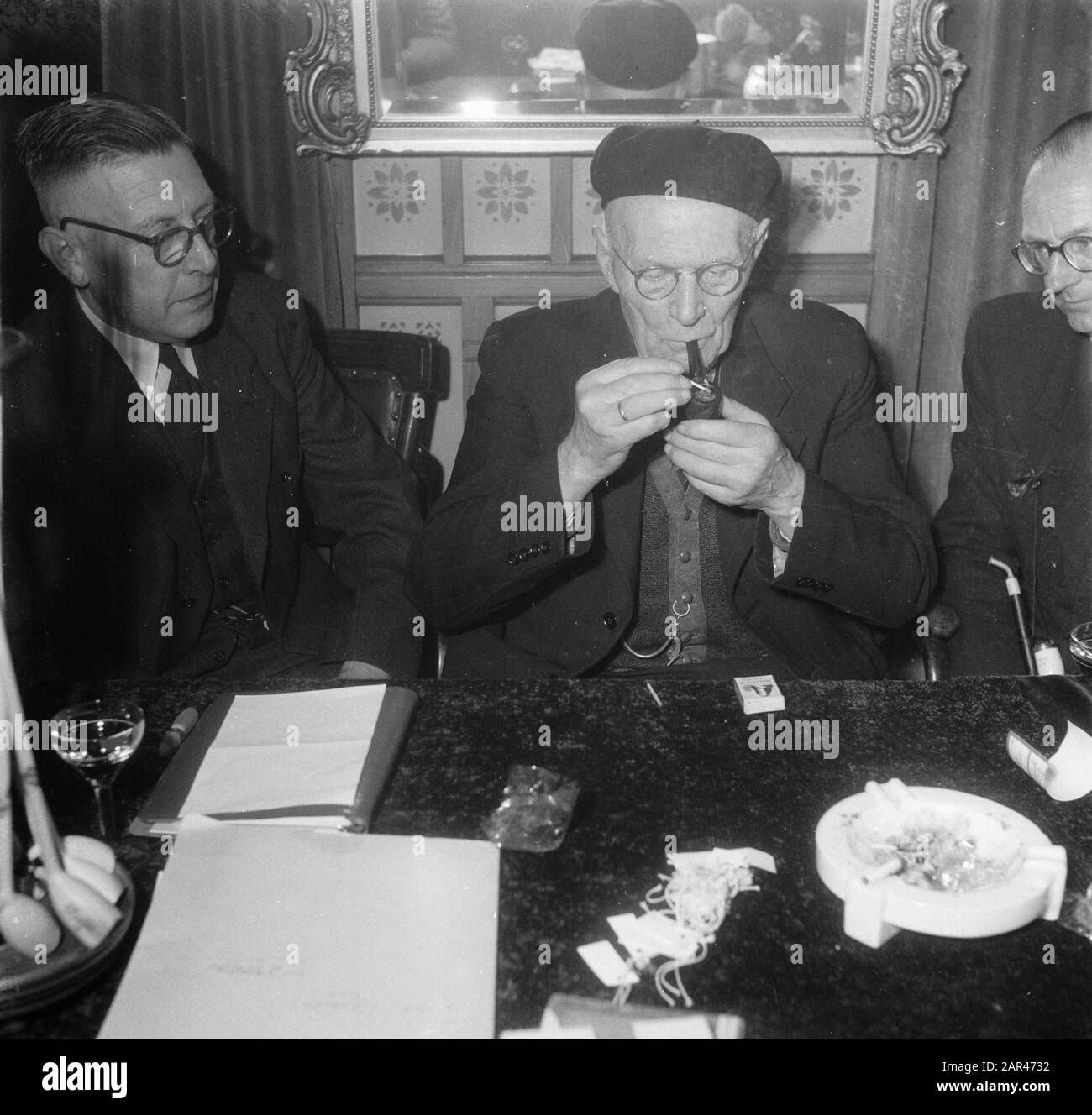 Opa Klijzing Weltmeister Pipe Smoking Annotation: Er konnte 3,3 Gramm Burley Tobacco brennen 92 Minuten und 18 Sekunden. Seinen Sohn N. Klijzing verlassen. Ort Noord-Hollands Koffiehuis bis Purmerend Datum: 17. april 1952 Ort: Purmerend Schlüsselwörter: Rauchen, Wettbewerbe persönlicher Name: Klijzing Stockfoto