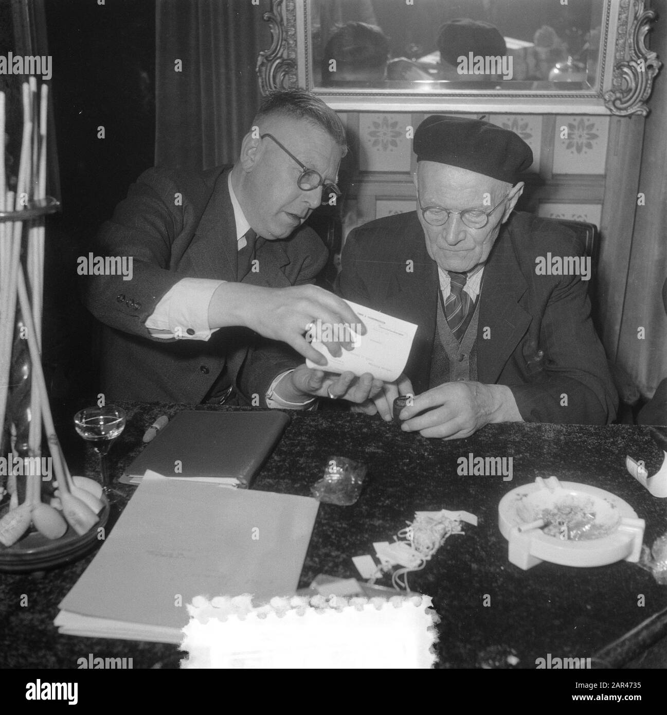 OPA Klijzing Pipe Stop-Datum: 17. April 1952 Stichwörter: Pfeifenrauchen Personenname: Klijzing Stockfoto