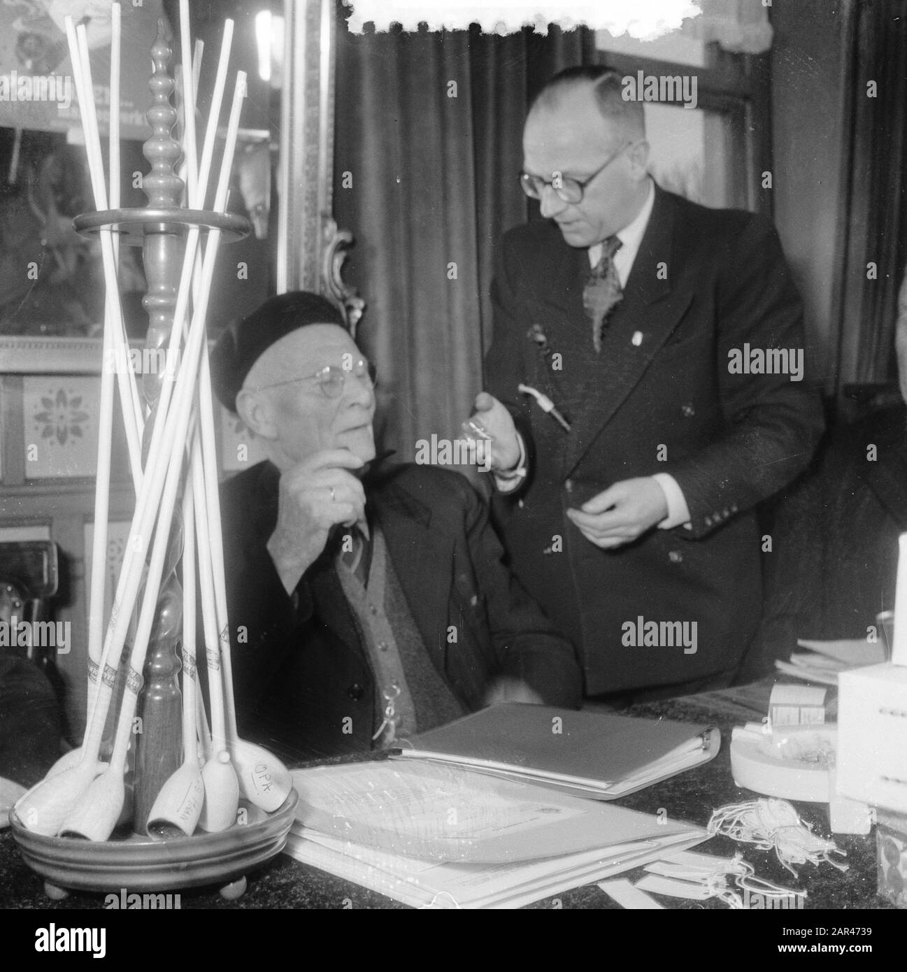Opa Klijzing Weltmeister Pipe Smoking Annotation: Er konnte 3,3 Gramm Burley Tobacco brennen 92 Minuten und 18 Sekunden. Rechts wahrscheinlich G.F. Wesseling, Vorsitzender der Jury. Ort Noord-Hollands Koffiehuis bis Purmerend Datum: 17. april 1952 Ort: Purmerend Schlüsselwörter: Rauchen, Wettbewerbe persönlicher Name: Klijzing Stockfoto