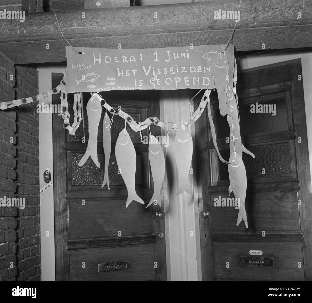 Eröffnung der Angelsaison dekorierte Haus Veranda Datum: 2. Juni 1952 Schlüsselwörter: Öffnungen, Fischwirtschaftszeiten Stockfoto