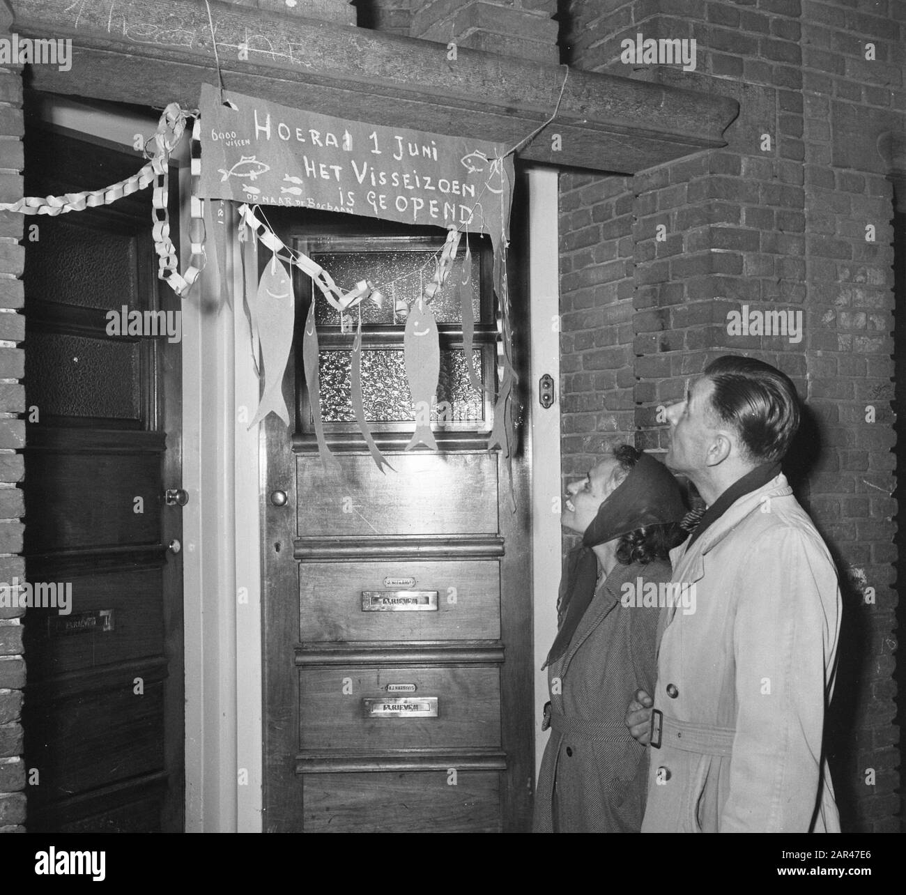 Eröffnung der Angelsaison dekorierte Haus Veranda Datum: 2. Juni 1952 Schlüsselwörter: Öffnungen, Fischwirtschaftszeiten Stockfoto