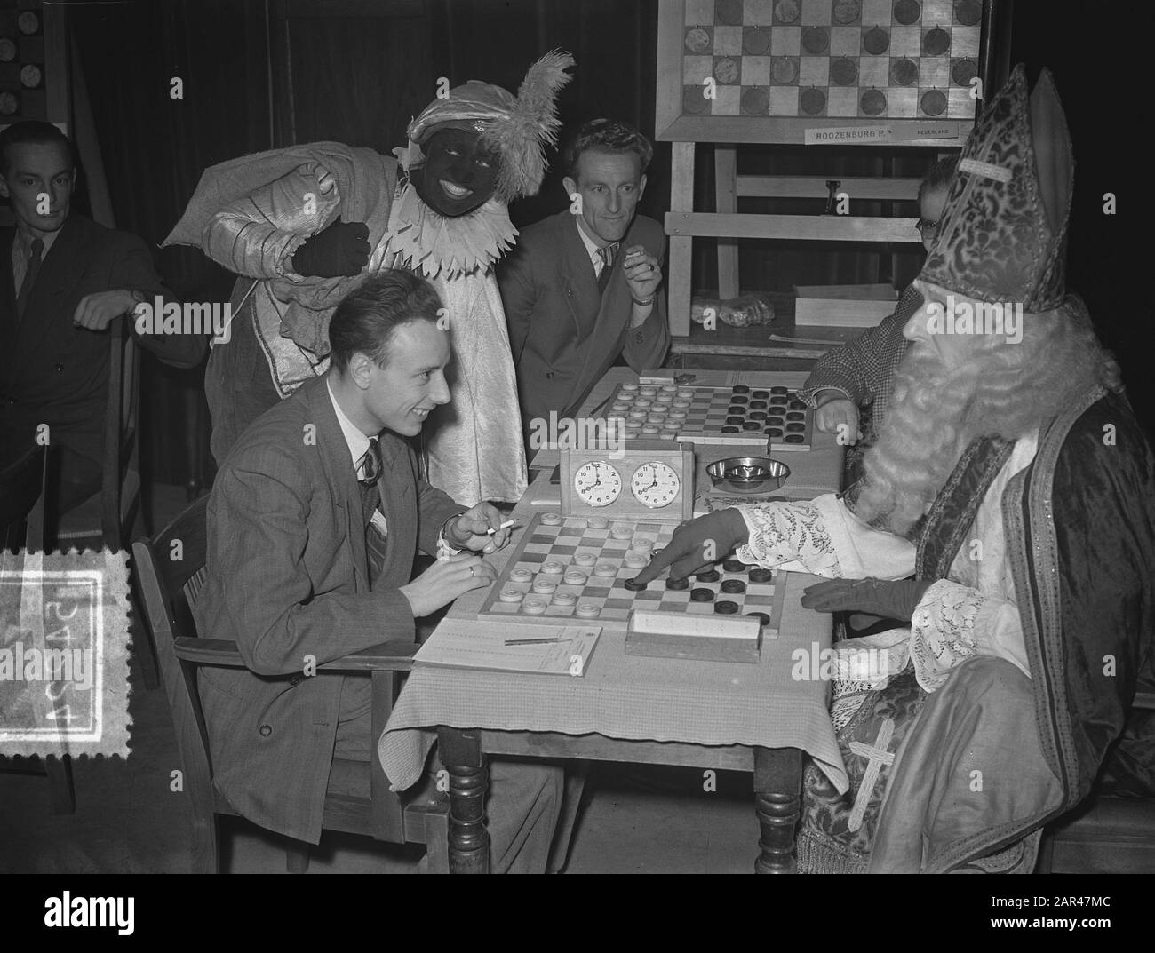 Saint Nicholas besucht Entwürfe Champions Anmerkung: Sinterklaas spielt ein Spiel gegen Piet Roozenburg Datum: 20. November 1952 Ort: Arnhem Schlagwörter: Damchampenen Personname: Sinterklaas Stockfoto