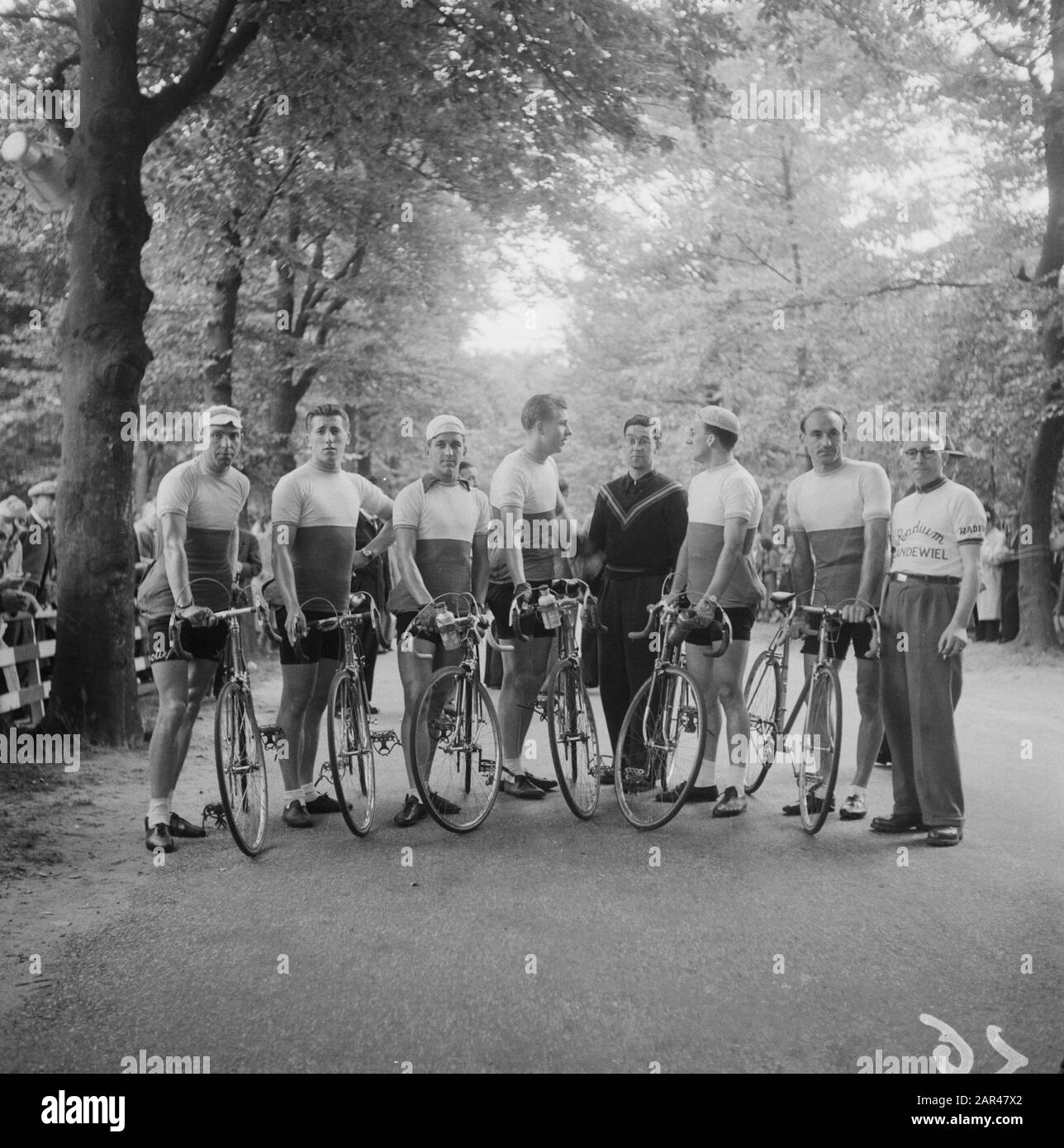 Rad-Club-Meisterschaften Niederlande am Arnhem Datum: 24. September 1952 Ort: Arnhem Schlagwörter: Gruppenporträts, Teams, Sport, Radsport Stockfoto