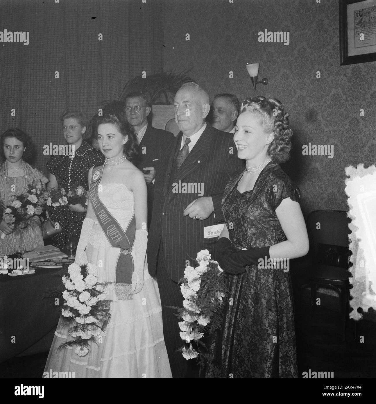 Ausstellung für Gemüse und Obst Amato in Amsterdam Behauptet Fruit Queen mit englischer Fruchtkönigin Annotation: [Rechts Annie Platjes, links Barbara Ann Sinclair] Datum: 21. September 1952 Ort: Amsterdam Schlagwörter: Schönheitsköniginnen, Ausstellungen Stockfoto