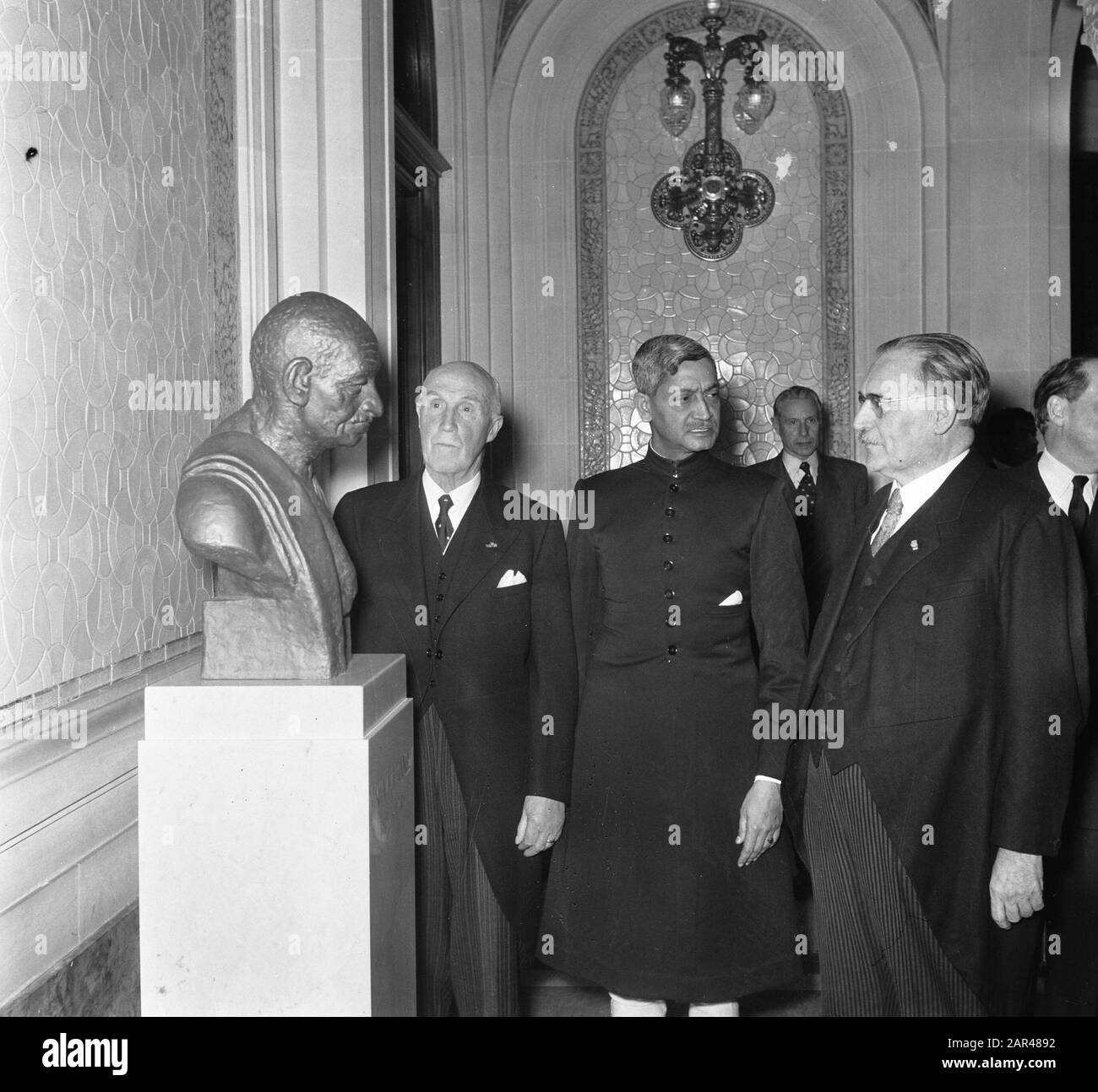 Enthüllen Sie die Büste Ghandi von Dr. W. Drees Datum: 13. November 1952 Schlüsselwörter: Büsten, Enthüllungen persönlicher Name: Drees, Willem (sr.), Ghandi Stockfoto