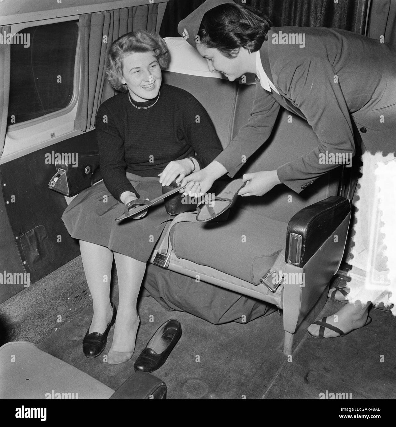 KLM-Service Slipper für Passagiere Datum: 16. Dezember 1952 Schlagwörter: Passagiereinrichtung Name: KLM Stockfoto