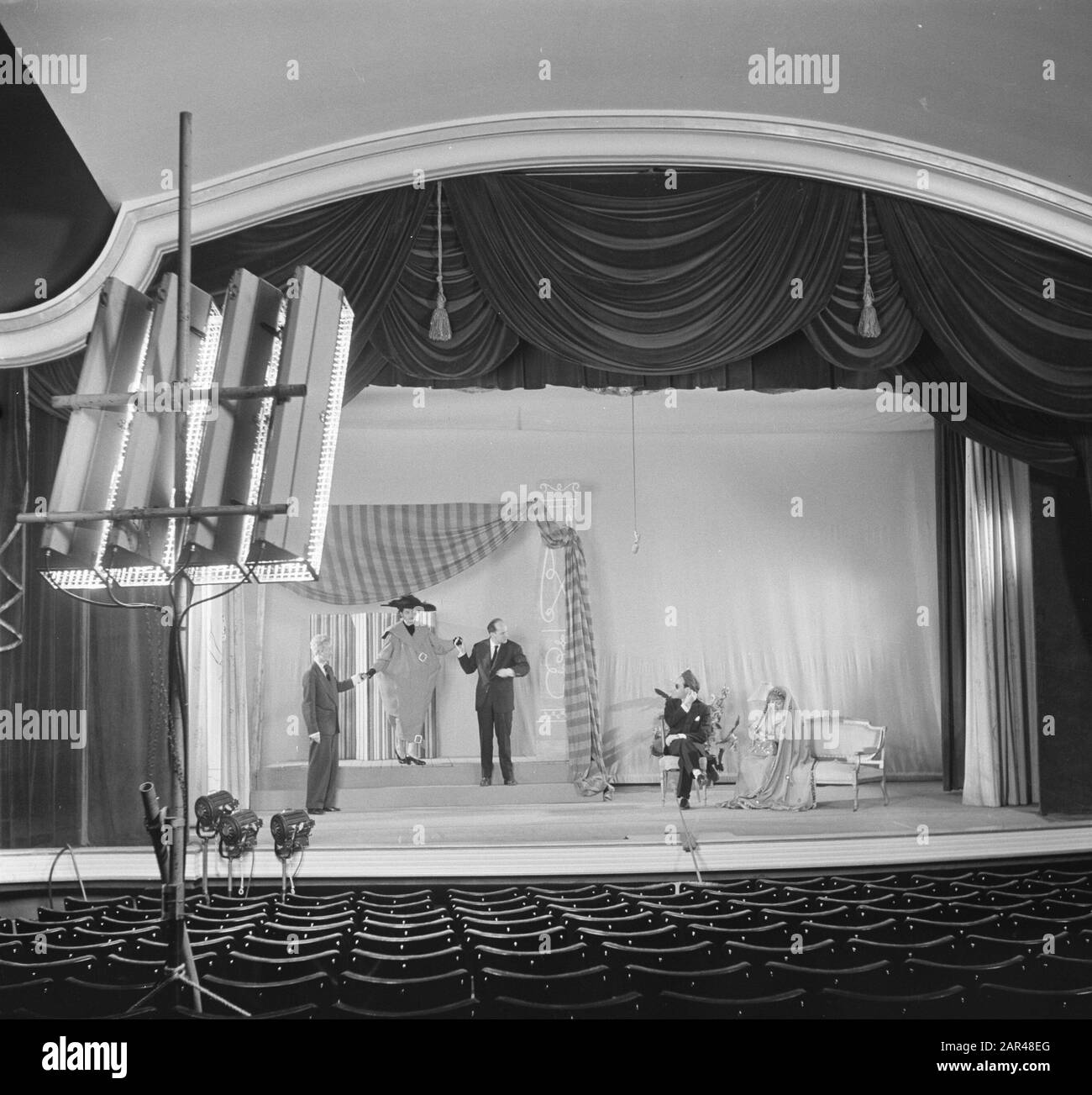 Vara Television. Cabaretier Wim Sonneveld in seinem Programm Girl with Big Feet Annotation: Erstaufführung im Theater De La Mar Datum: 27. Januar 1953 Ort: Amsterdam, Noord-Holland Schlüsselwörter: Kabarett, Fernsehen, Name der Theaterperson: Sonneveld, Wim Stockfoto