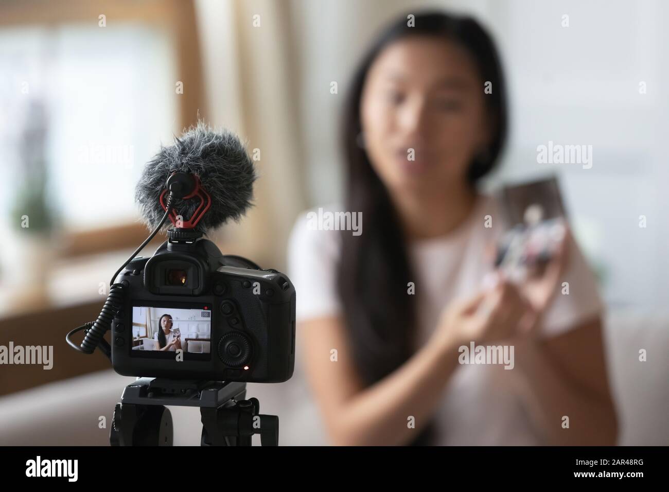 Professionelle Kamera für Blogger, die Videos zu Hause aufnehmen Stockfoto