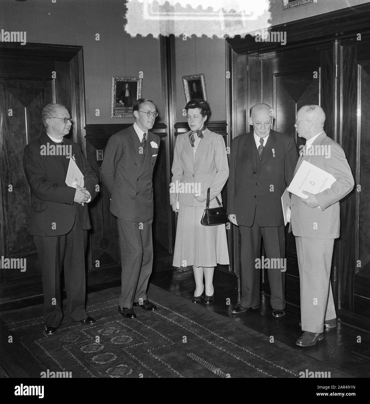 Auszeichnung Silberne Nelken 1953 von Prins Bernhard i Gebäude Nederlands Handelsmaatschappij Amsterdam Datum: 13. Juli 1953 Ort: Amsterdam, Noord-Holland Schlüsselwörter: Auszeichnungen, Gebäude Personenname: Bernhard, Fürst Stockfoto