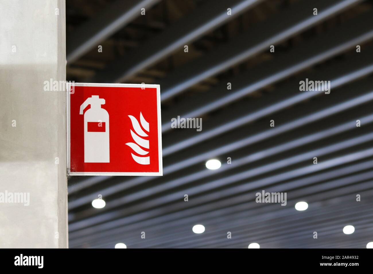 Hinweisschild mit dem Punkt, an dem ein Feuerlöscher installiert wird. Stockfoto