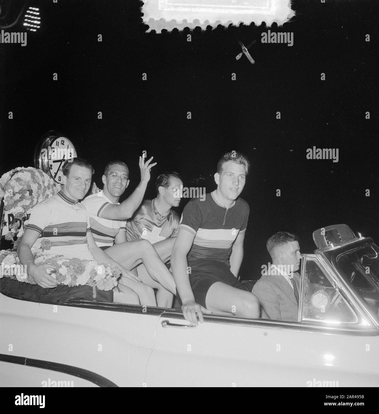 Radrematch im Stadion Amsterdam. Von links Dolf Verschueren, Arie van Vliet, Hugo Koblet, Daan de Groot Datate: 1. September 1953 Lage: Amsterdam, Noord-Holland Schlagwörter: Bahn, Sport, Radsport persönlicher Name: Groot Daan de, Koblet Hugo, Verschueren Dolf, Vliet Arie van Stockfoto