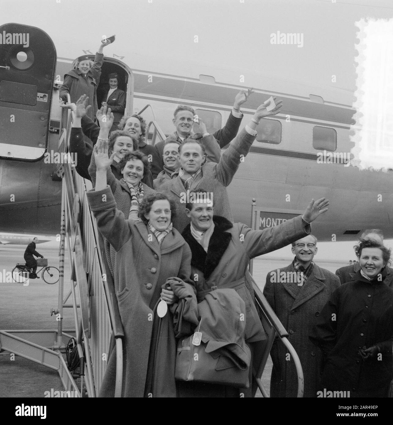 Abreise von 4 Hochzeitspaaren nach Kanada ab Schiphol Datum: 26. März 1954 Ort: Amsterdam, Noord-Holland Schlüsselwörter: BRAUTSPUCKEN, ABREISE Stockfoto