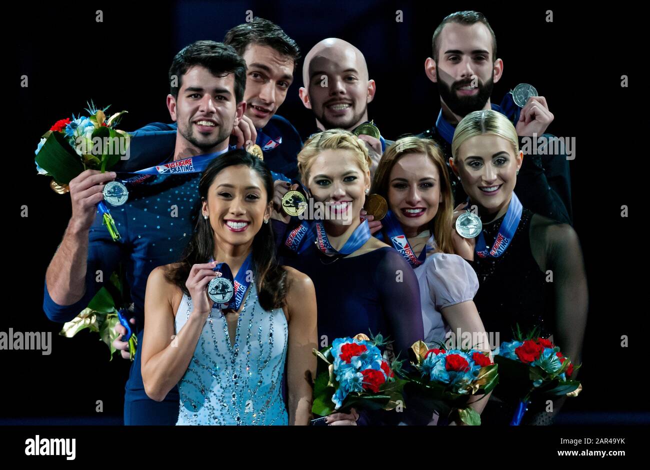 Greensboro, North Carolina, USA. Januar 2020. 25. Januar 2020 Ã GREENSBORO, N.C., US - Die ersten bis vierten Gewinner im Championaillen-Wettbewerb posieren mit ihren Medaillen während der Toyota U.S. Figure Skating Championship 2020 im Greensboro Coliseum. Erste Platzsieger waren ALEXA KNIERIM & CHRISTOPHER KNIERIM aus Chicago und San Diego. Gutschrift: Timothy L. Hale/ZUMA Wire/Alamy Live News Stockfoto