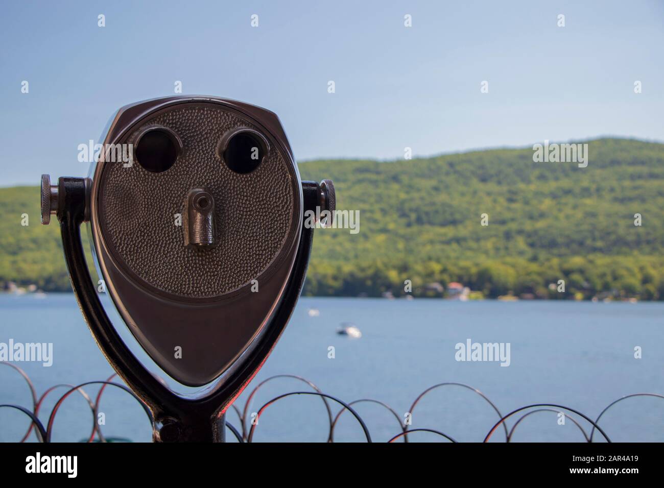 Panorama-Ferngläser Mit Blick auf die Landschaft des Lake George, NY, USA Stockfoto