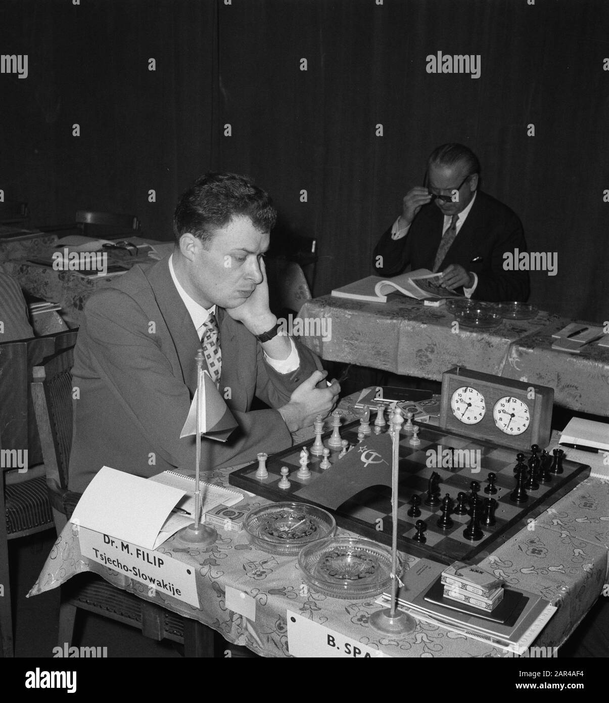 Erste Runde der Kandidatinnen WM-Schach. An Bord von Dr. Filip Datum: 26. März 1956 Schlagwörter: Schach, Runden, Turniere persönlicher Name: Dr. Filip Stockfoto