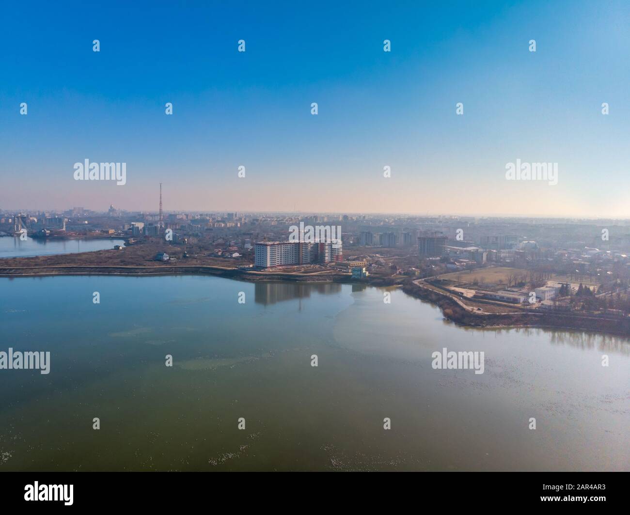 Luftbild der Landschaft des Morii-Sees, Bukarest, Rumänien mit vielen Gebäuden in der Ferne Stockfoto