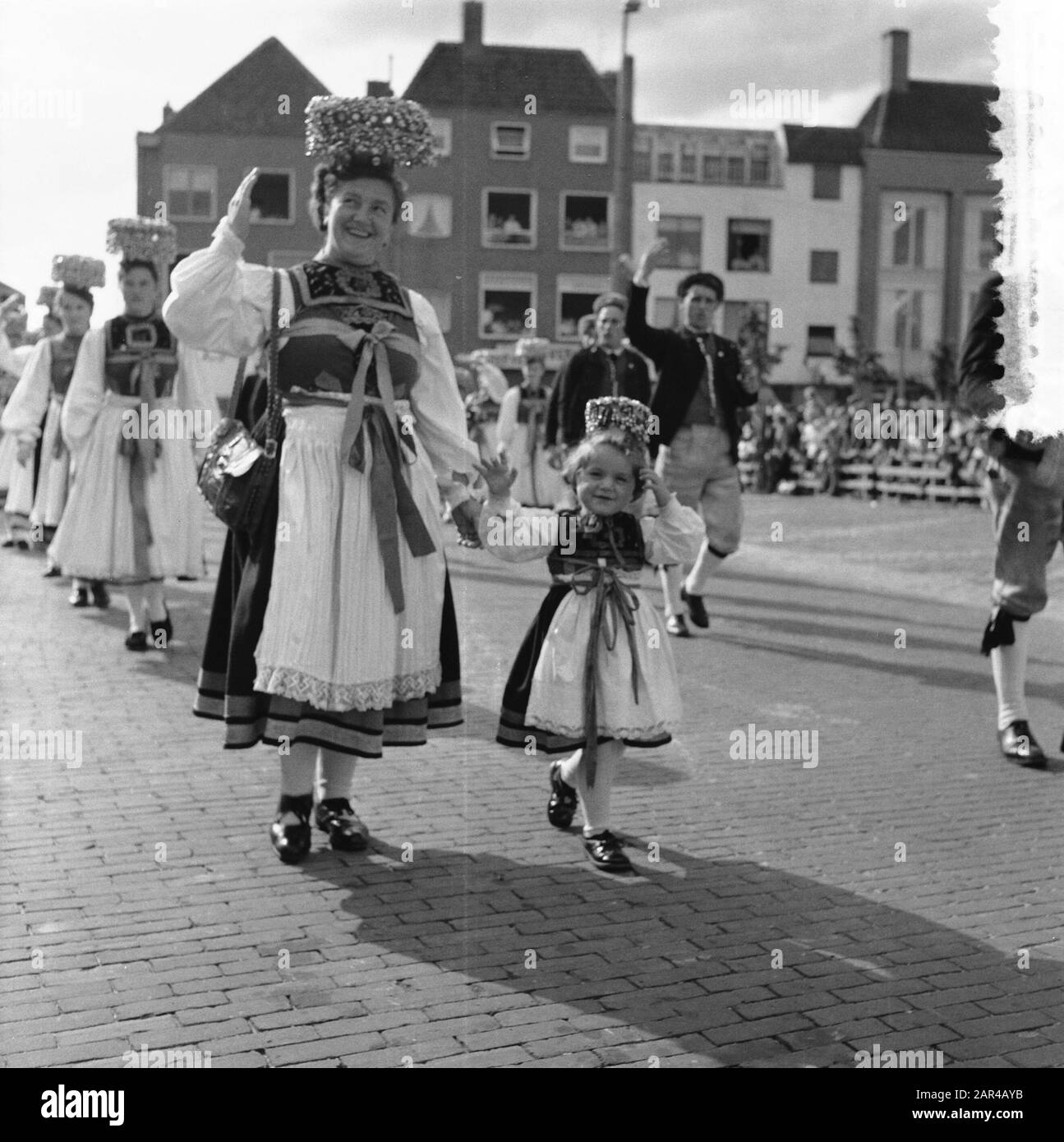Internationale Folkloristikparade Arnhem. Trachten-Verein Dusslingen, Deutschland Anmerkung: Standort: Markt für die Provinziehuis Datum: 4. August 1956 Ort: Arnhem Schlagwörter: Folkore, Kostüm, Paraden Stockfoto