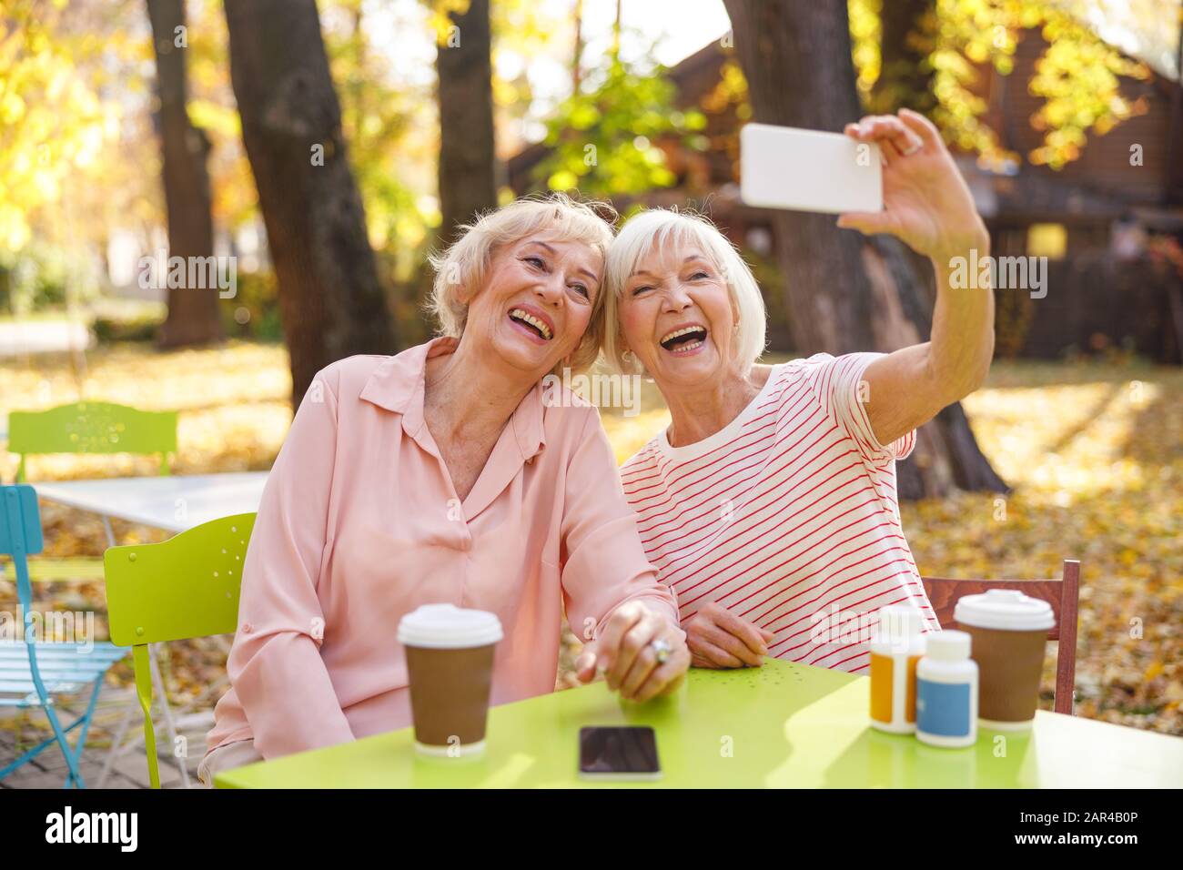 Alte Freunde, die selfie während ihres Treffens mitgenommen haben Stockfoto
