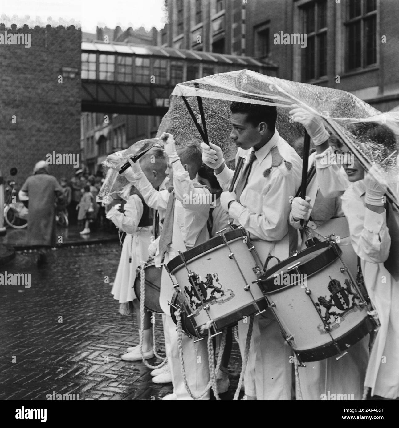 Trommeln auf der Messe. Schutz unter Plastiksegeln Datum: 6. Oktober 1956 Schlagwörter: Trommeln, Segel Stockfoto