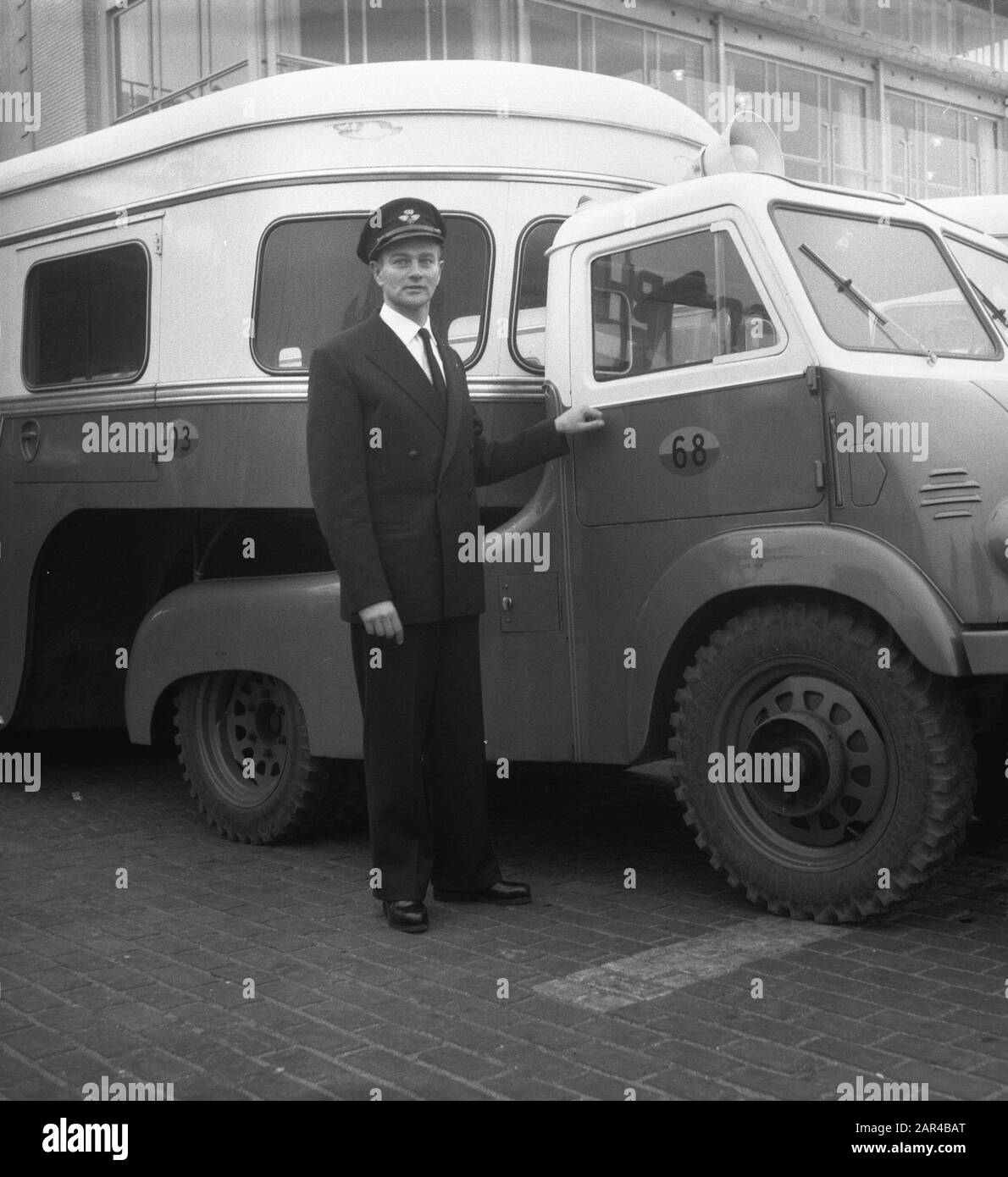 Major Janos Mori aus Ungarn arbeitet am Schiphol Datum: 9. Januar 1957 Standort: Amsterdam, Noord-Holland Schlüsselwörter: Majoors persönlicher Name: Janos Mori Institutionname: Schiphol: Noske, J.D./Anefo Stockfoto