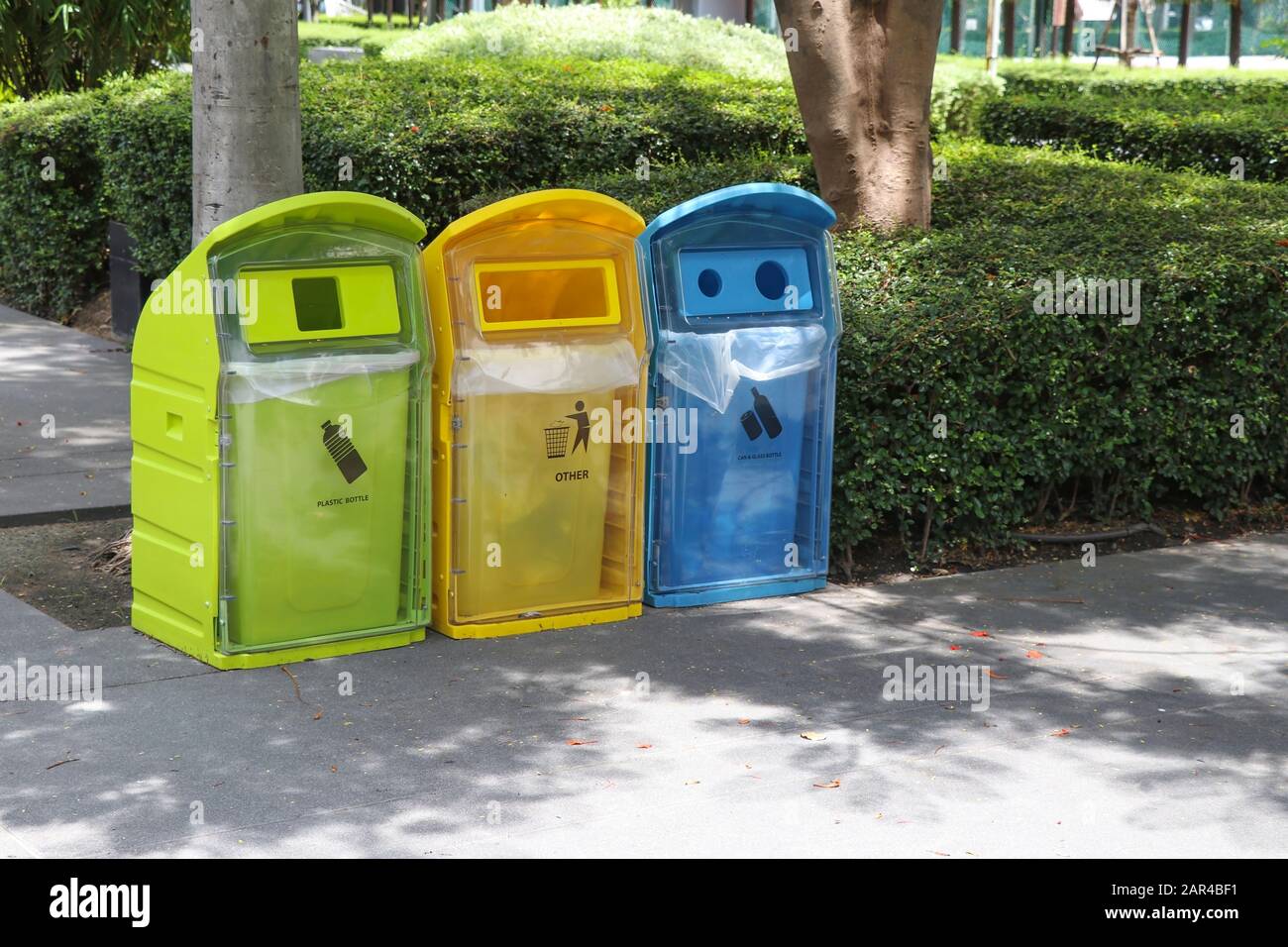 Art der Abfallbehälter im Park. Die Abfalltrennung ist für das Recycling praktisch. Stockfoto