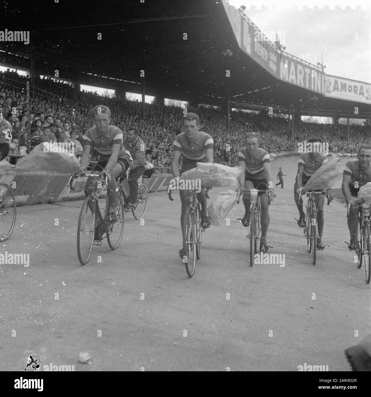 Beenden Sie die Tour de France im Parc des Prince in Paris Datum: 20. Juli 1957 Ort: Frankreich, Paris Schlüsselwörter: Finishes, Radfahrer Institutionenname: Parc des Princes Stadium Stockfoto
