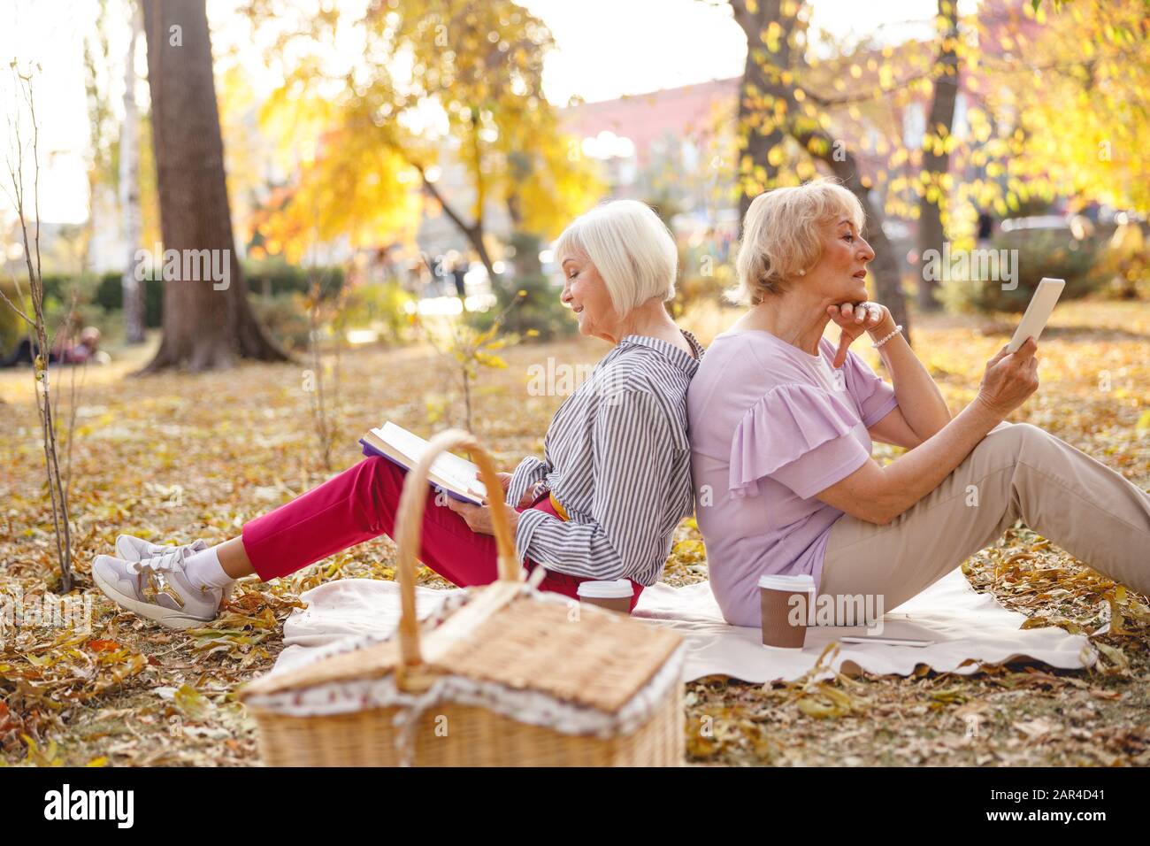 Alte Freunde haben eine gute Zeit zusammen Stockfoto