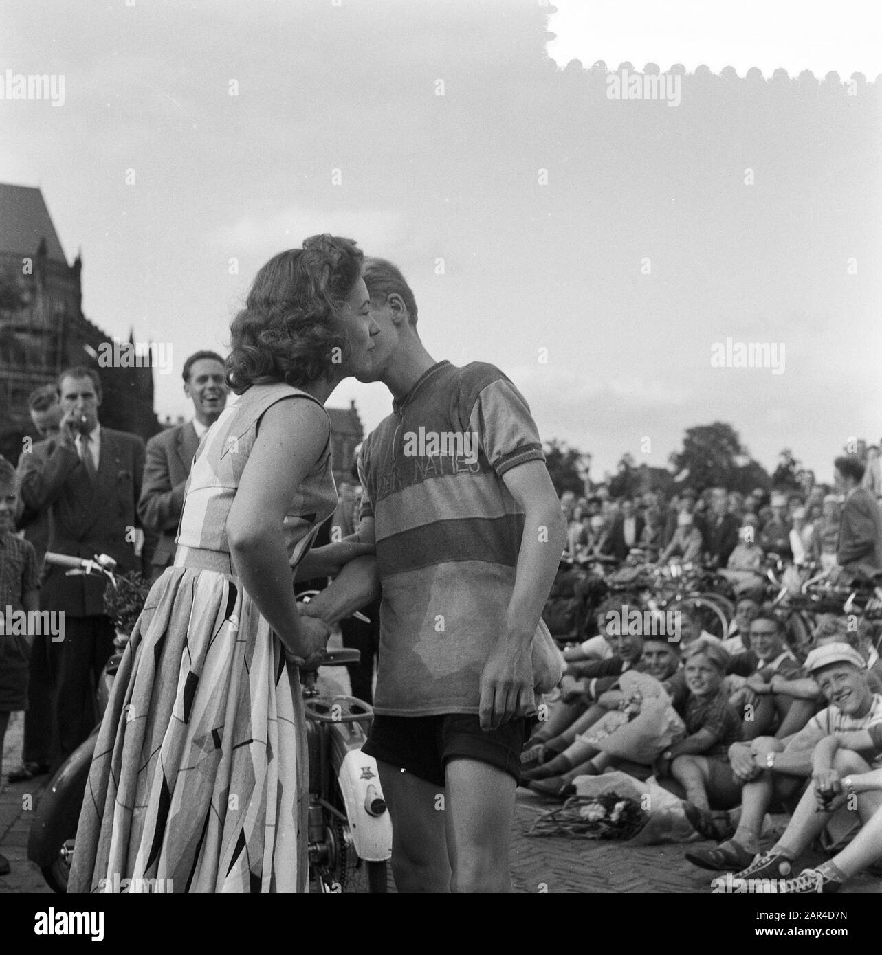Tour de United Nations in Arnhem beenden. Herzlichen Glückwunsch zum Gewinner Datum: 2. August 1957 Ort: Arnhem Schlagwörter: Jugend, Sport, Radsport Name Der Einrichtung: Tour der VN Stockfoto