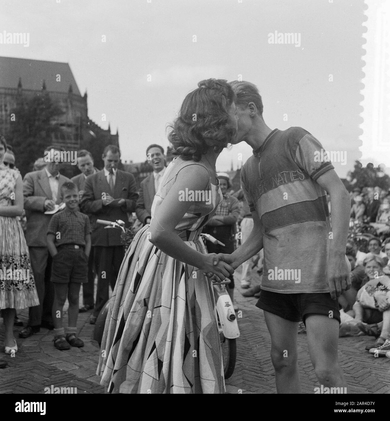 Tour de United Nations in Arnhem beenden. Herzlichen Glückwunsch zum Gewinner Datum: 2. August 1957 Ort: Arnhem Schlagwörter: Jugend, Sport, Radsport Name Der Einrichtung: Tour der VN Stockfoto