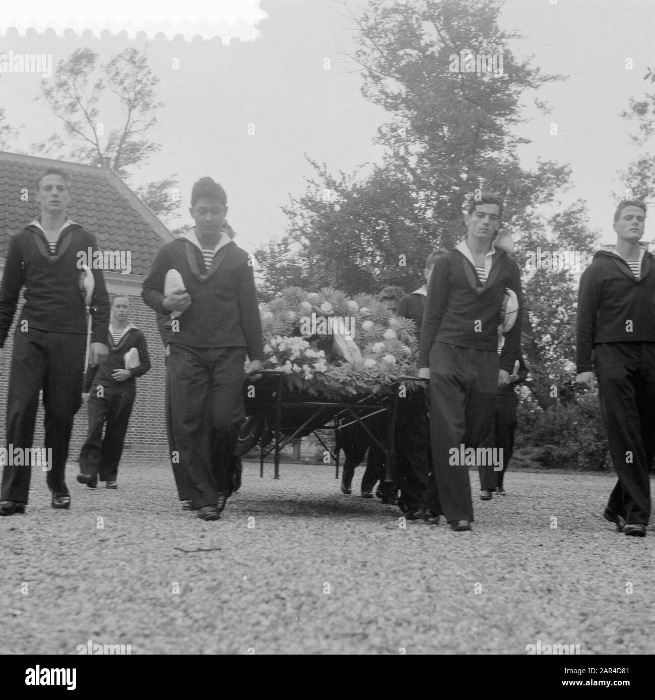 Marvoburial von Bob-Daniel Oomen in Oegstgeest. (Geboren 30-08-1934). Herr Kate. Oomen stürzte bei kurzer Fahrzeit auf seinem Motorrad auf dem Hemweg in Amsterdam (6-08-1957). Datum: 12. August 1957 Ort: Oegstgeest Schlüsselwörter: Beerdigungen, Militärname: Bob-daniel Oomen Institutionenname: Marvo Stockfoto