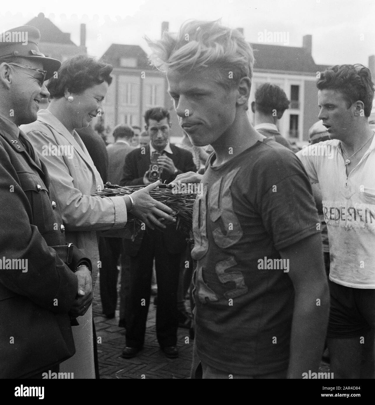Tour de United Nations in Arnhem beenden. Herzlichen Glückwunsch zum Gewinner Datum: 2. August 1957 Ort: Arnhem Schlagwörter: Jugend, Sport, Radsport Name Der Einrichtung: Tour der VN Stockfoto