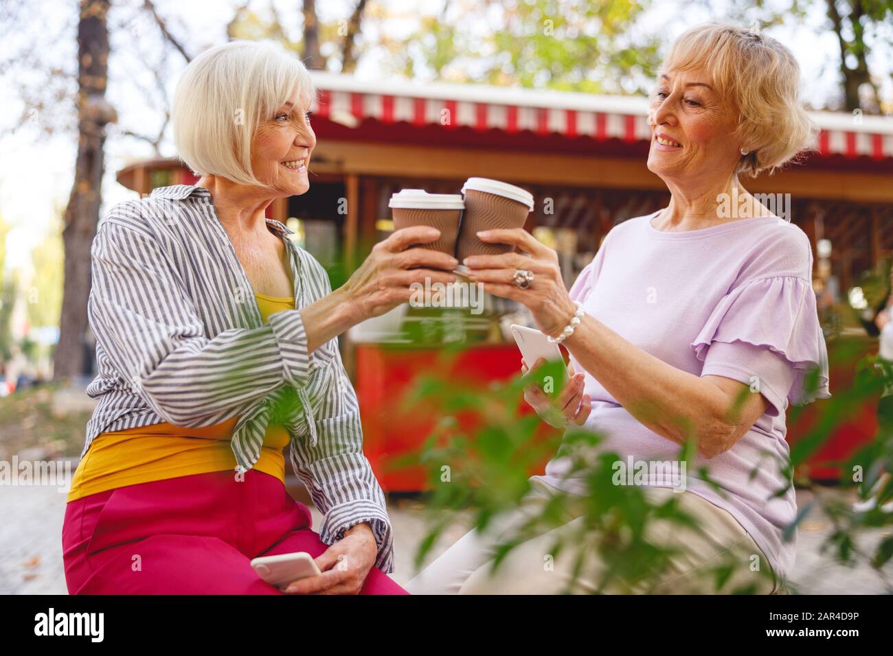 Alte Freunde feiern ihr lang erwartetes Treffen Stockfoto