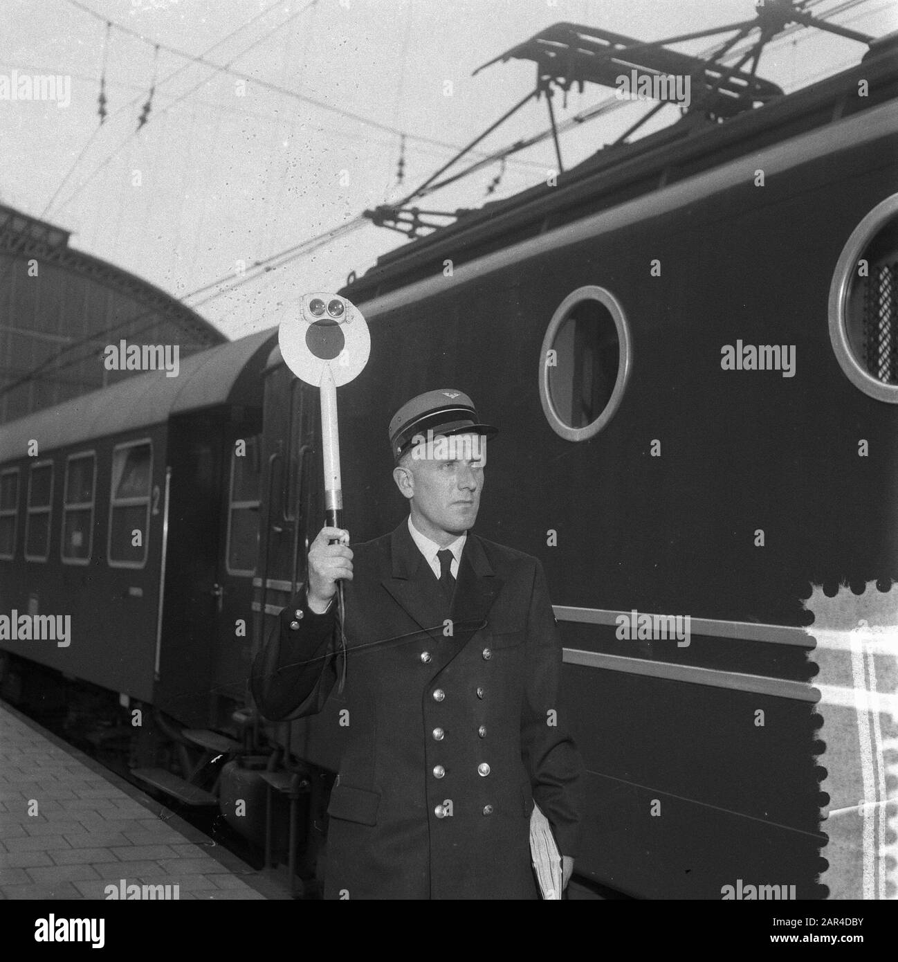 Bahnsteigchef Coppens van het Centraal Bahnhof Datum: 8. September 1957 Standort: Amsterdam, Noord-Holland Schlagwörter: Schilder, Personal, Eisenbahn, Züge Personenname: Coppens Stockfoto