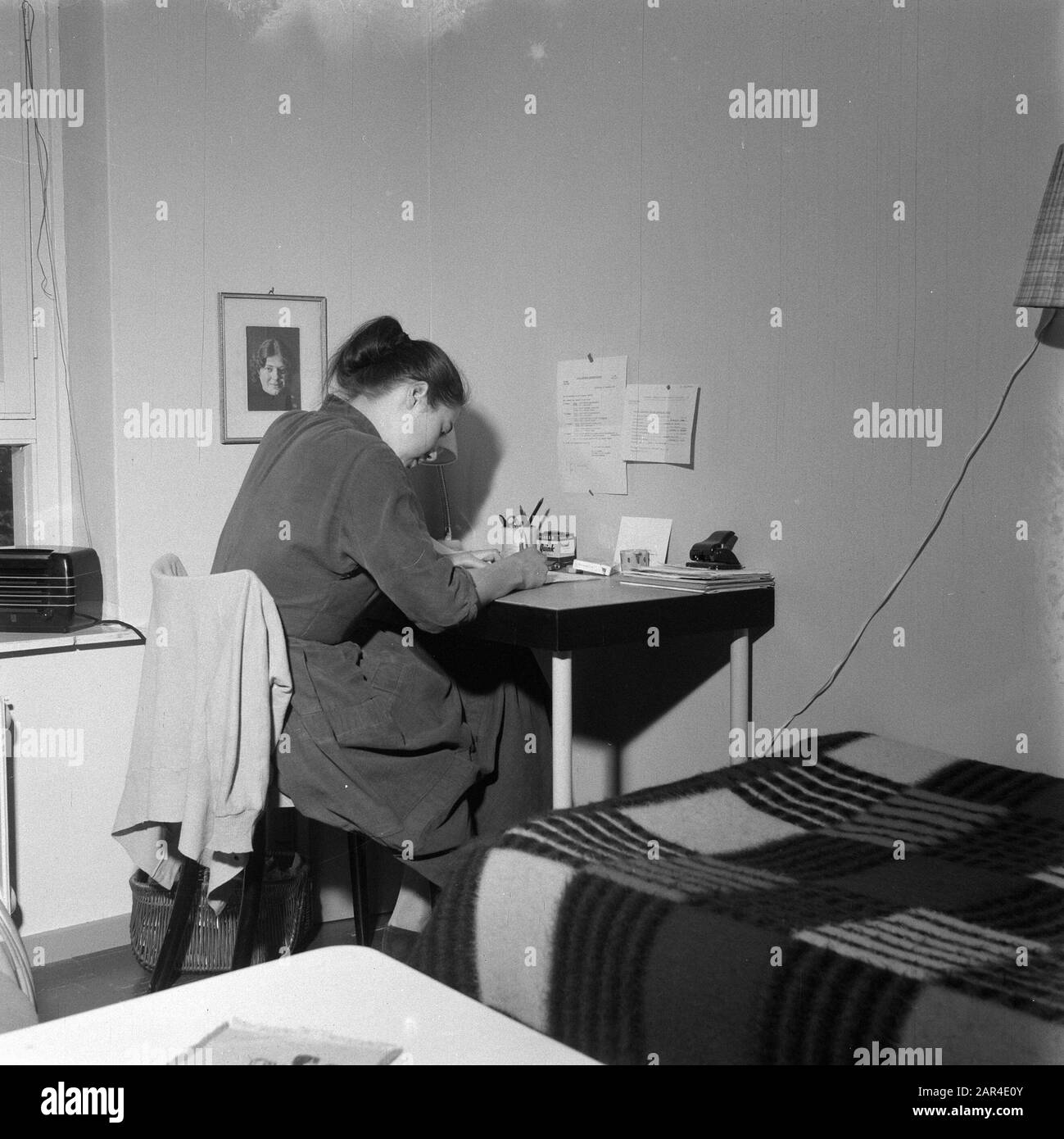 Innenräume und Außenbereiche des Hauses Het Heem in Amsterdam Slotervaart Datum: 28. januar 1958 Standort: Amsterdam, Noord-Holland Schlüsselwörter: INTERIURS, TEHOUSES Stockfoto Innenräume und Außenbereiche des Hauses Het Heem in Amsterdam Slotervaart Datum: 28. januar 1958 Standort: Amsterdam, Noord-Holland Schlüsselwörter: INTERIURS, TEHOUSES Stockfoto