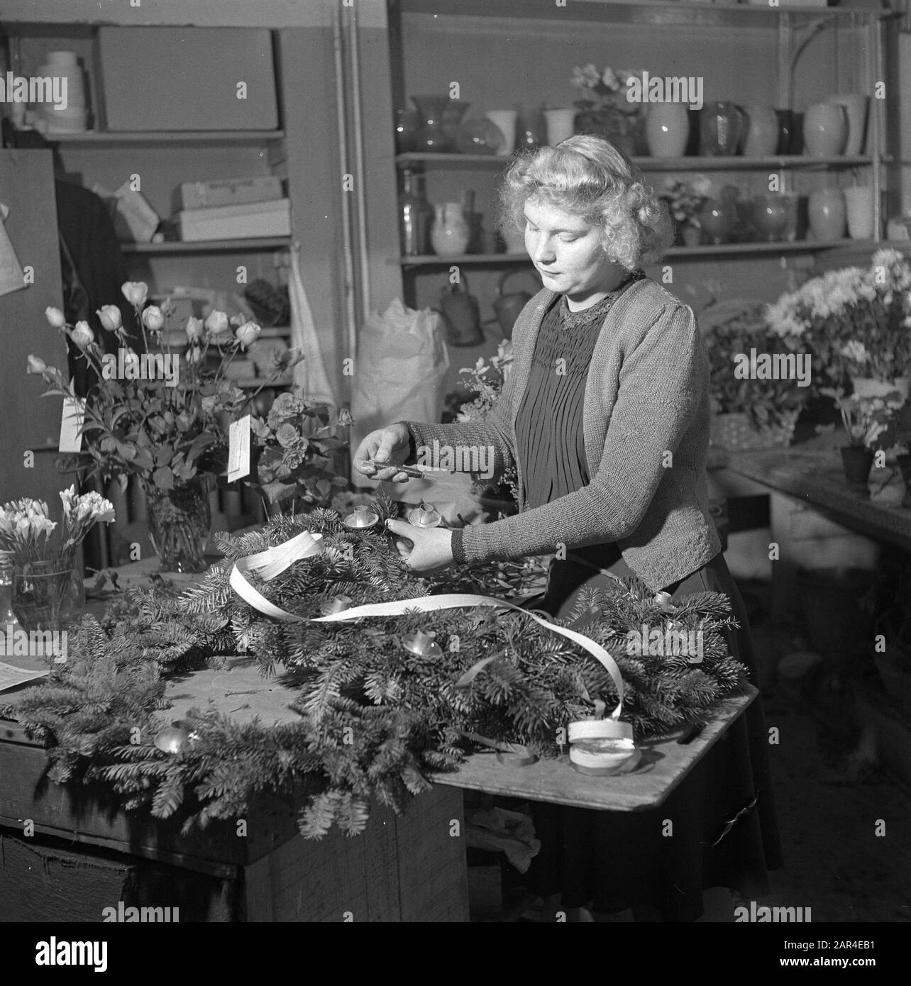 Weihnachten. Blumenbinder Arbeiten an Weihnachtsstücken Datum: 17. Dezember 1945 Ort: Amsterdam Schlagwörter: Blumenkunst Stockfoto