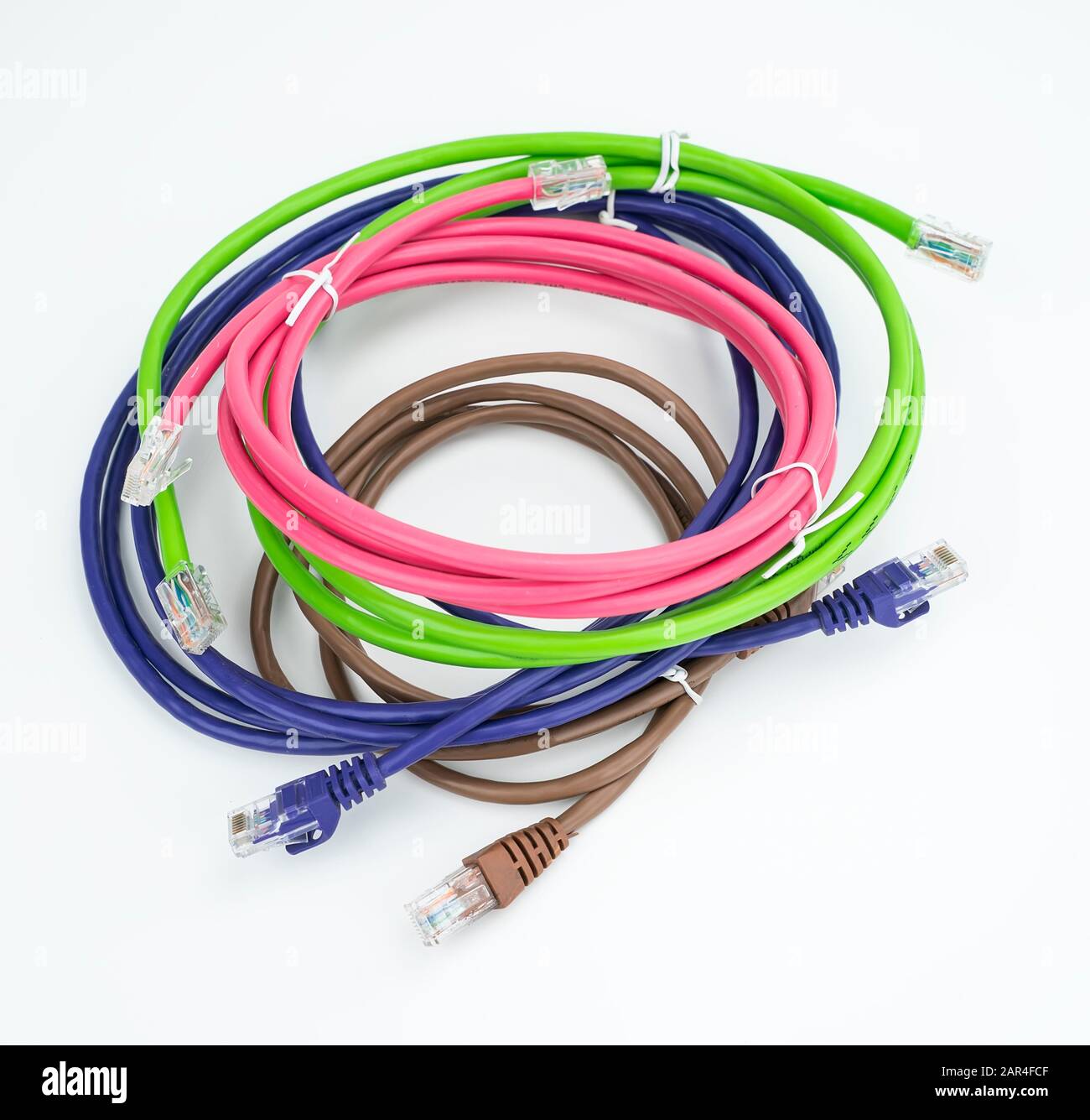 Bunte Netzwerkkabel auf weißem Hintergrund isoliert Stockfoto
