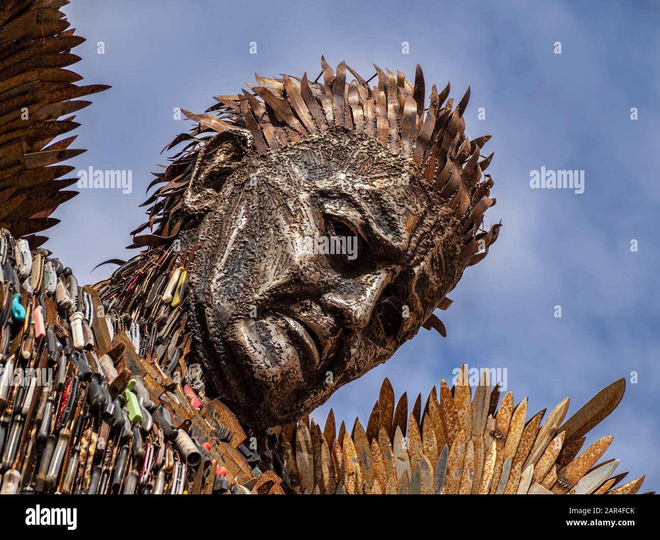 BIRMINGHAM, Großbritannien - 28. MAI 2019: Die Messerengel-Statue des britischen Eisenwerks ist eine Statue, die aus beschlagnahmten Messern geschaffen wurde, um das Negative hervorzuheben Stockfoto