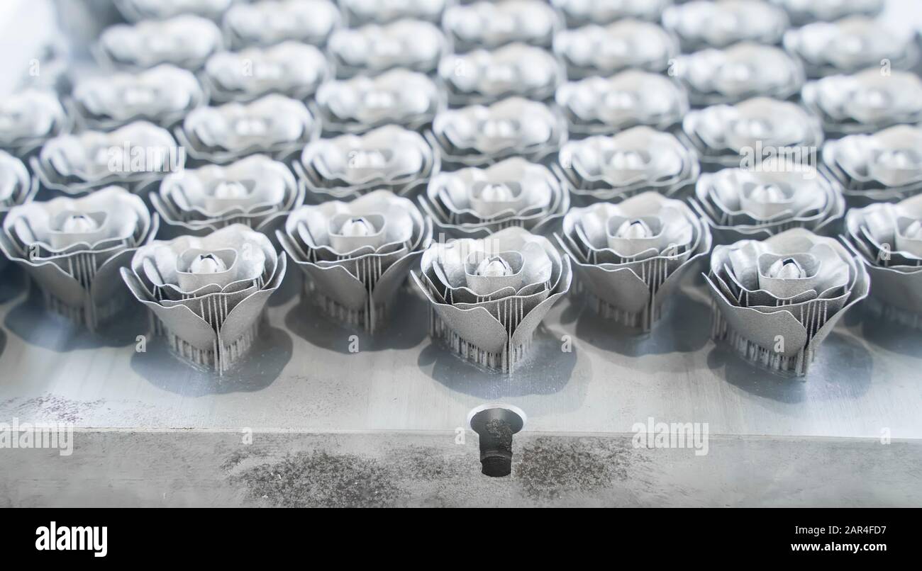 Objekt in Rosettenform, gedruckt auf 3D-Drucker aus Metall. Stockfoto