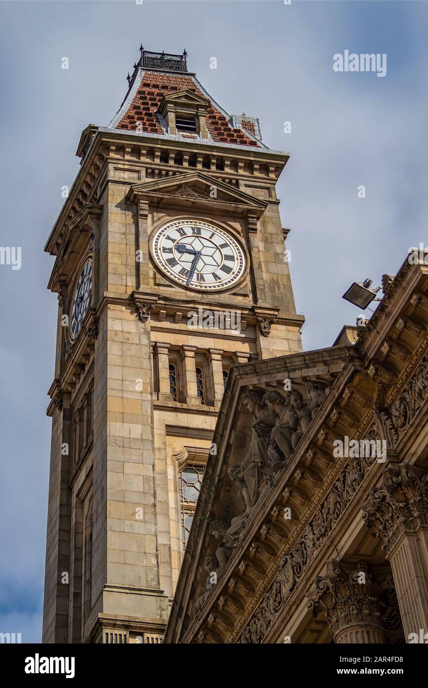 BIRMINGHAM, Großbritannien - 28. MAI 2019: Uhrturm über der Birmingham Art Gallery and Museum Stockfoto