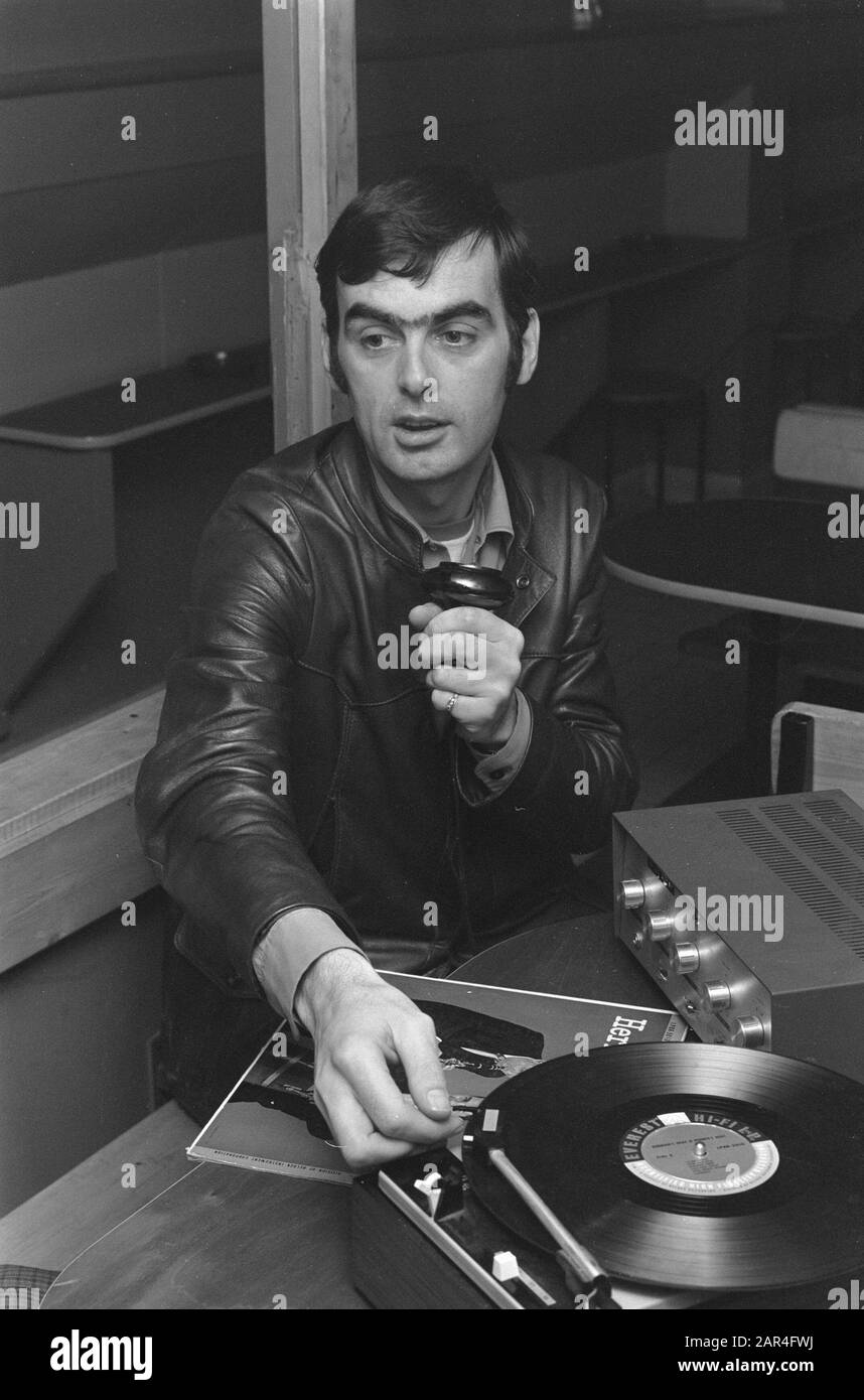 Discjockey Emil-Le Clerq (beauftragt Gelderlander) Datum: 30. Januar 1969 Schlagwörter: Plattenspieler Stockfoto