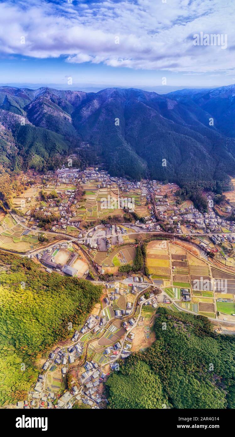 Lokale abgelegene Landwirtschaft und religiöse Ortschaft im Bergtal in der Nähe von Kyoto, Japan. Vertikales Panoramabild über Reisterrassen und landwirtschaftlichen Betrieben Stockfoto