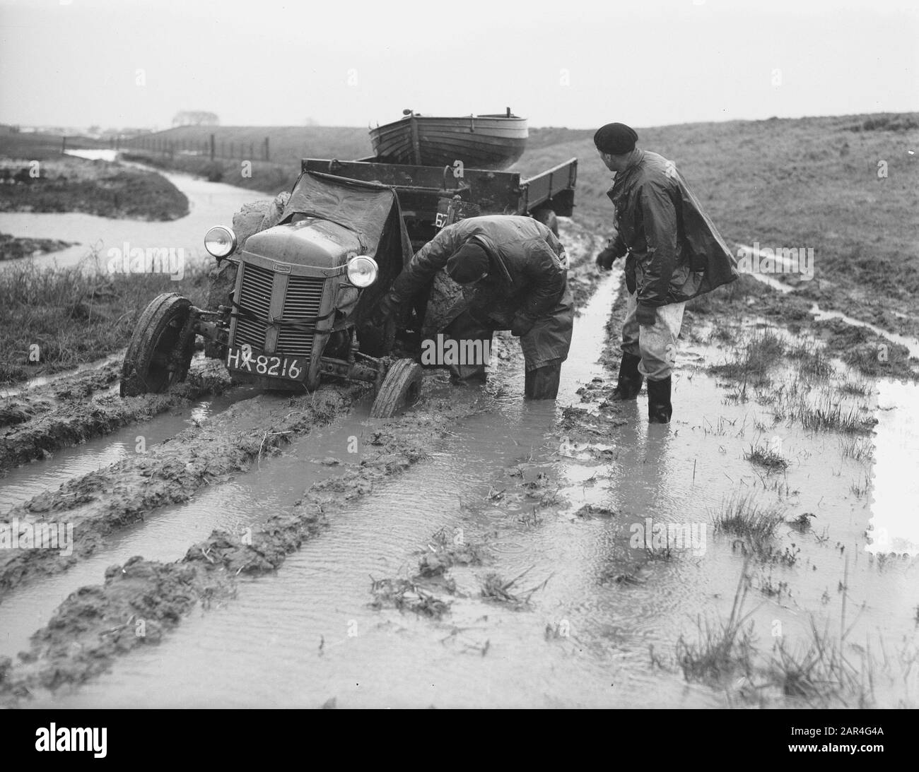 Watersnood 1953 [Flooding Plates] Goeree Overflakkee Sluishaven. Traktor sinkt in Schlamm Datum: 10. Februar 1953 Standort: Goeree-Overflakkee Schlüsselwörter: MOD, Traktoren Stockfoto