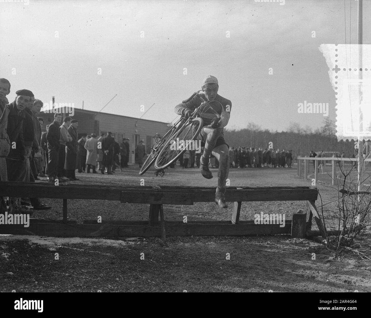 Nationale Wiesercross Wassenaar 12 Jahre Adri Voorting Datum: 15. Februar 1953 Ort: Wassenaar, Zuid-Holland Schlüsselwörter: Sport, Radsport persönlicher Name: Voorting, Adriaan Stockfoto