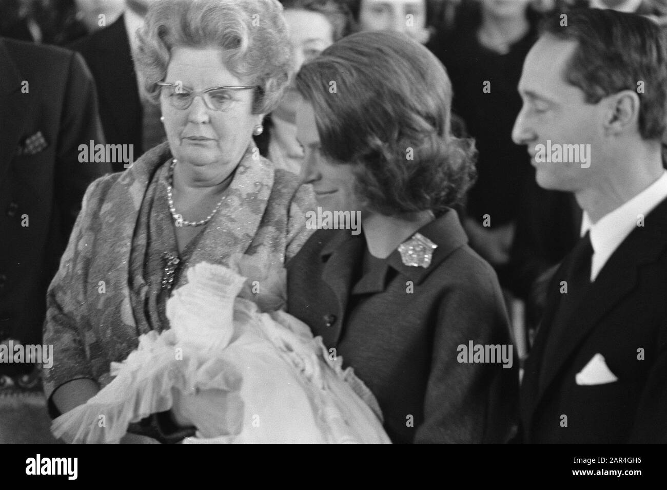 Taufe von Prinz Carlos Xavier Bernardo, Sohn von Prinzessin Irene, auf Schloss Lignieres (Frankreich). Prinzessin Irene mit Prinz Carlos Jr. Datum: 10. Februar 1970 Ort: Frankreich Schlüsselwörter: Taufe Persönlichkeit: Carlos, Prinz, Irene, Prinzessin, Schloss Lignieres Stockfoto