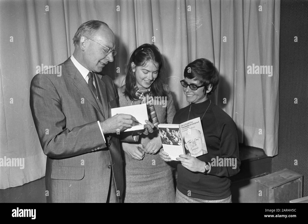 Dr. Anne Vondeling im Gespräch über sein Buch in der Polizeiabteilung am Nes Datum: 21. November 1968 Schlagwörter: Bücher, Diskussionen Stockfoto