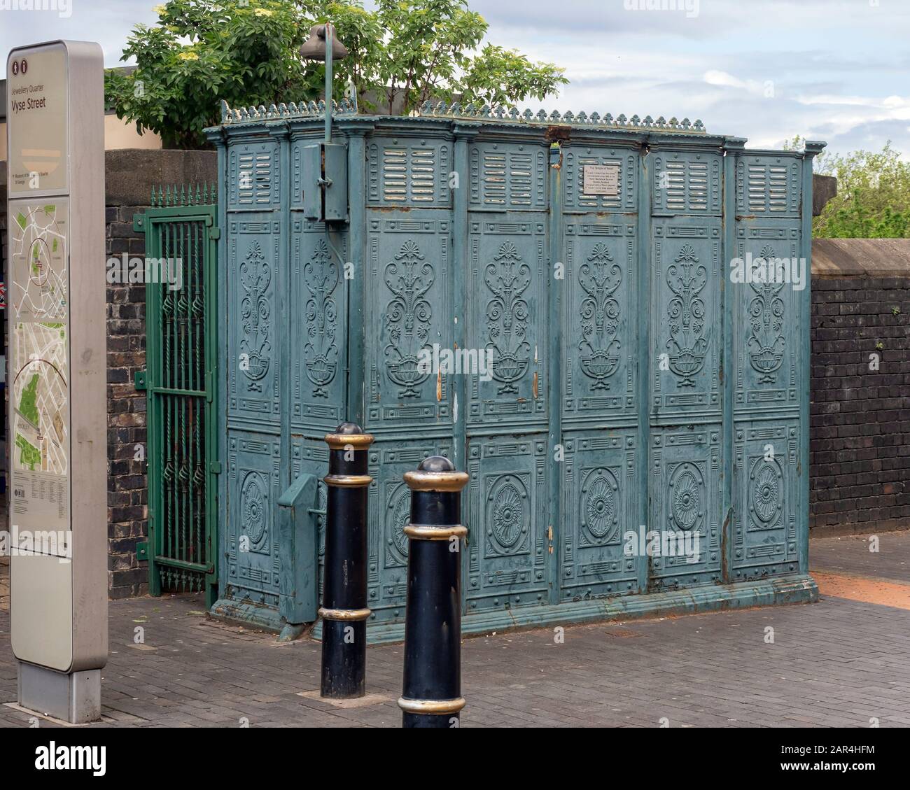 BIRMINGHAM, Großbritannien - 28. MAI 2019: Altes Vctorian-Gusseisen-Public-WC-Urinal in der Vyse Street im Jewelry Quarter Stockfoto