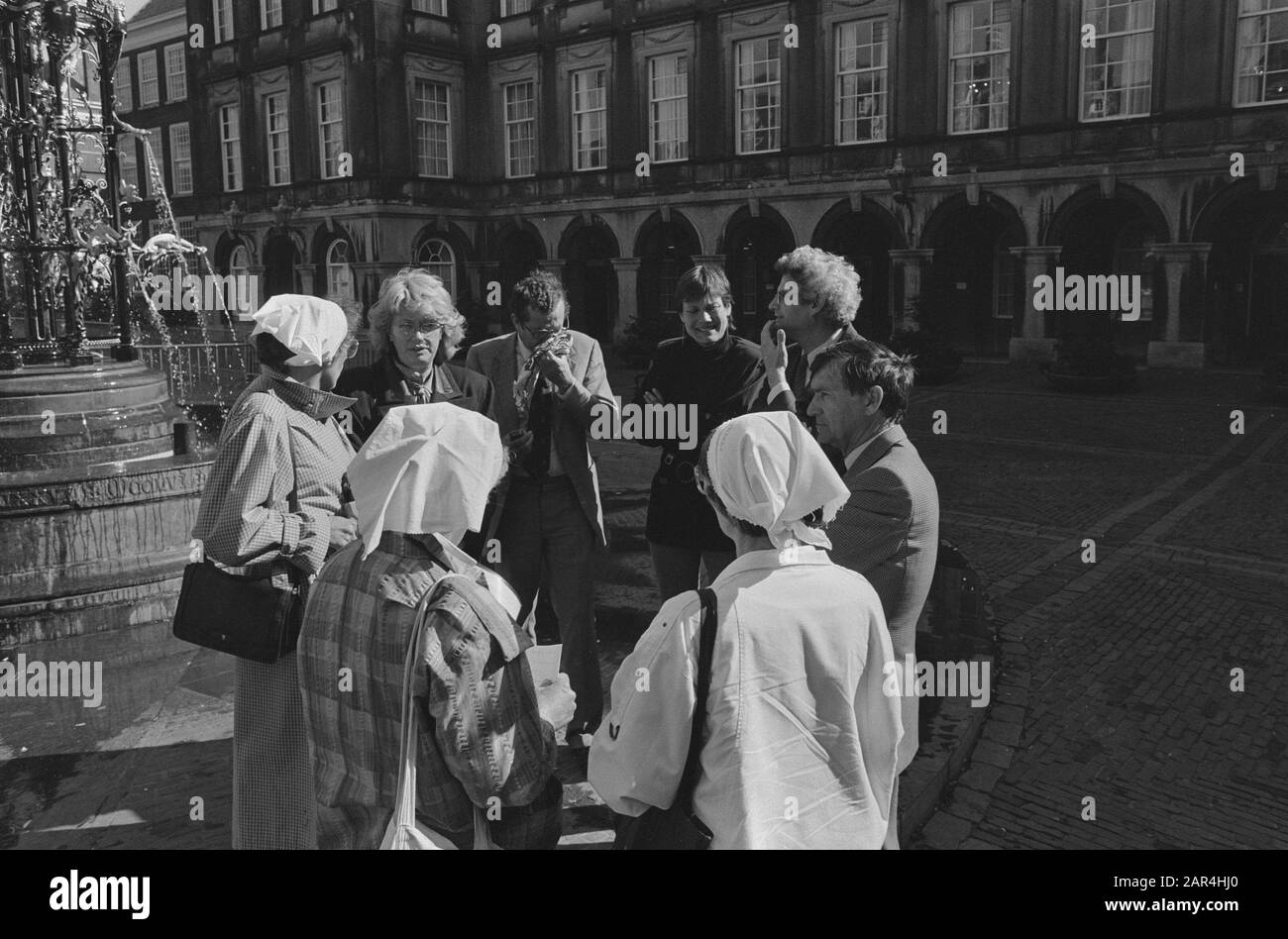 Drei Frauen, die als törichte Mütter verkleidet sind, bieten der Kammer eine Petition bezüglich der Macht in Südamerika an Datum: 24. September 1986 Ort: Südamerika Stichwörter: Mutterkammerkommissionen, Petitionen Stockfoto