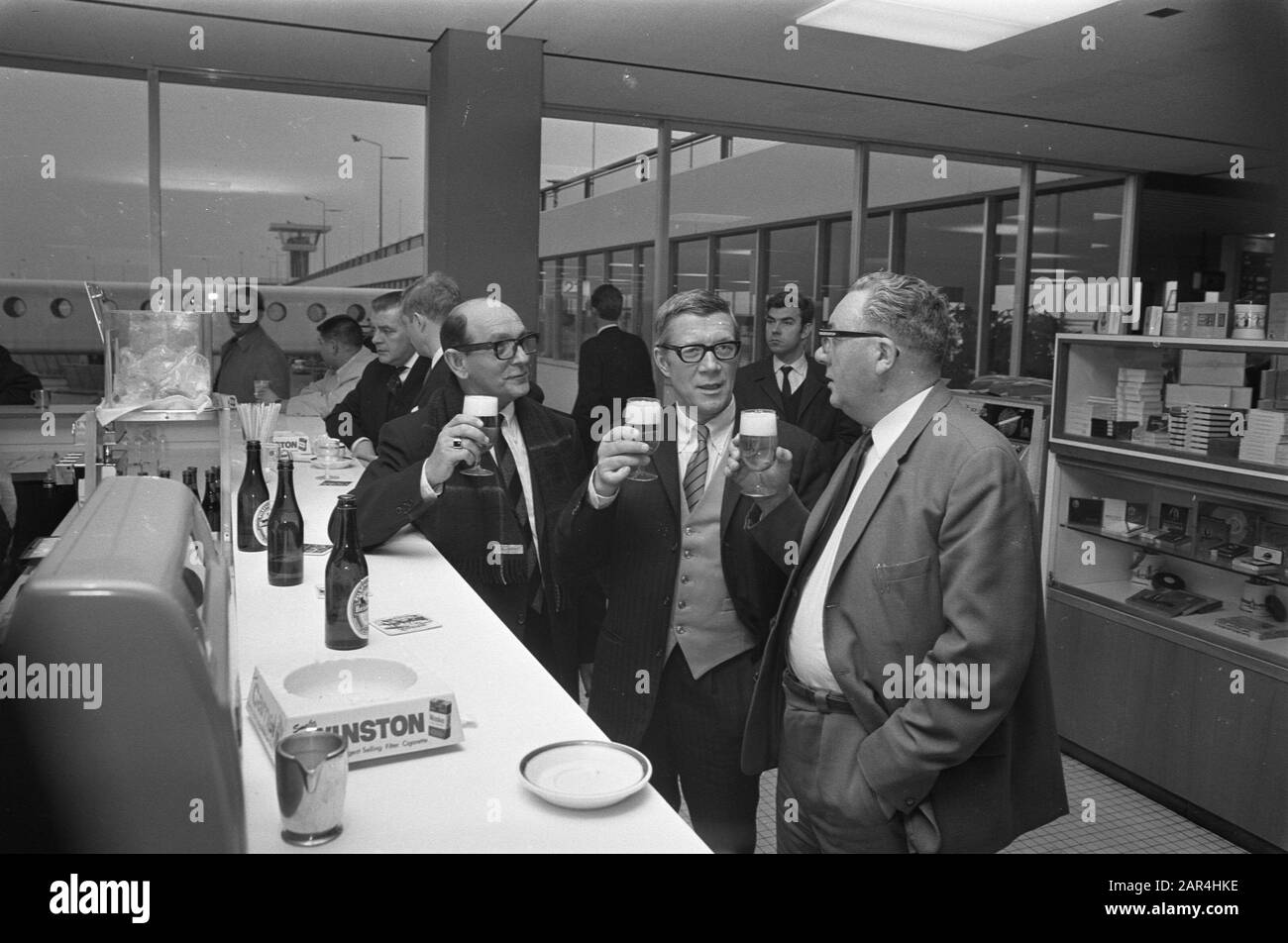 Weltausstellung 1970 in Osaka, Japan Drei niederländische Köche gehen von Schiphol zum niederländischen Pavillon der expo in Osaka (Japan) Datum: 5. Februar 1970 Standort: Noord-Holland, Schiphol Schlüsselwörter: Köche Stockfoto