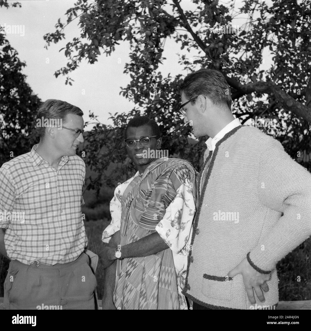 Mosel: Kostüm- und Weinfest Deutsche Studenten mit Ghanese in traditioneller Kleidung Datum: Juni 1960 Ort: Deutschland, Kröv, Rheinland-Pfalz, Westdeutschland Schlagwörter: Kostüm, Menschen, Studenten, Volksfeste Stockfoto