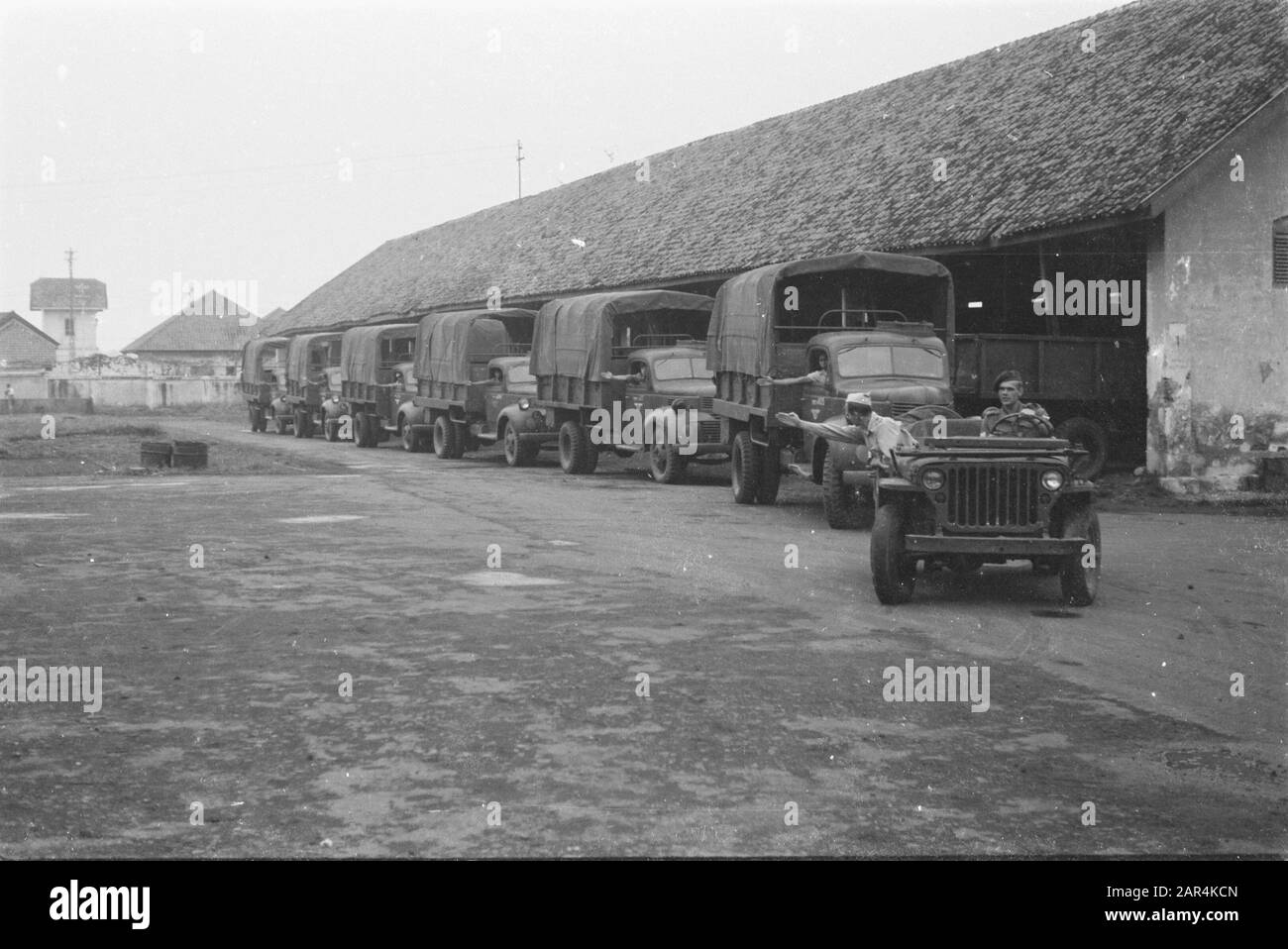 Schule Training Fahrer und Motorradfahrer (S.O.B.M.) bei Bandoeng A Column Army Trucks Datum: April 1947 Ort: Bandung, Indonesien, Niederländisch-Ostindien Stockfoto